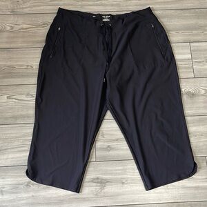 Tek gear women’s size xxl on the go gear. Comfy capris.